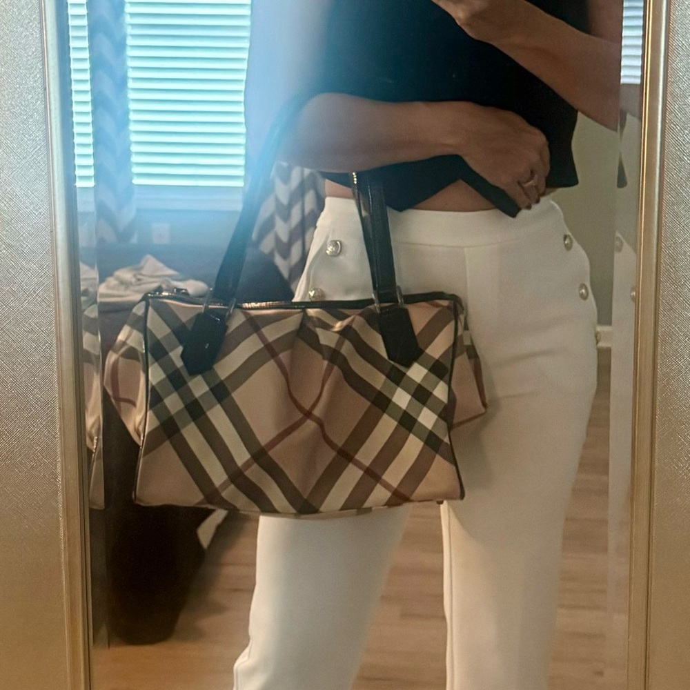 BURBERRY HANDBAG 😊😊 💯 %